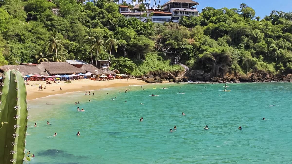 Playa Carrizalillo's protected cove in Puerto Escondido Oaxaca with turquoise water and the famous 167 stone steps trail