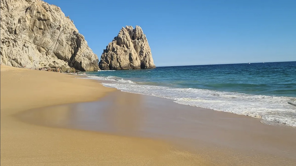 Divorce Beach's dangerous Pacific shorebreak behind Lover's Beach in Cabo