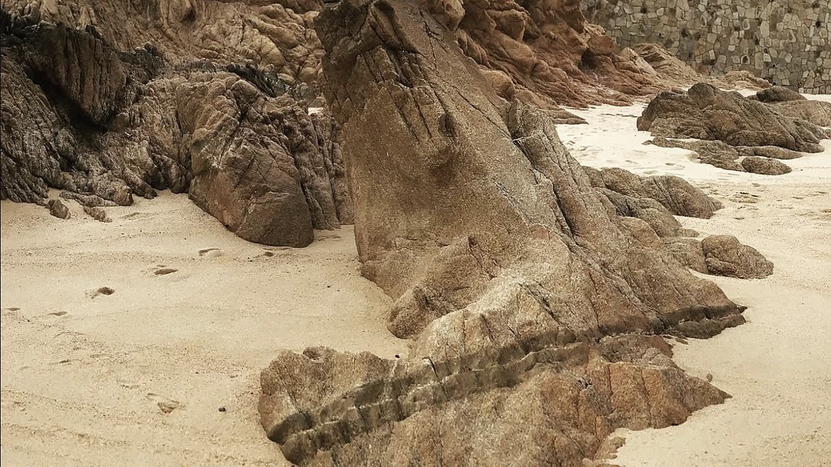 Playa Las Viudas (Twin Dolphin Beach) hidden cove between Cabo resorts
