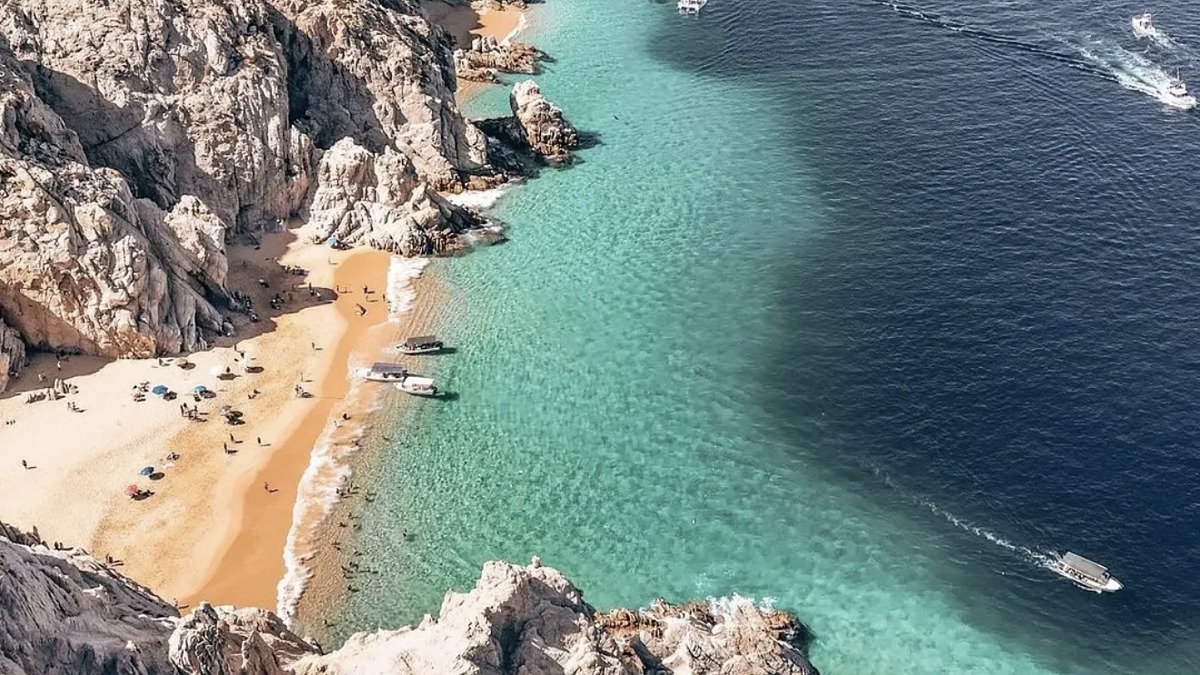 Lover's Beach Cabo San Lucas with the El Arco rock formation behind