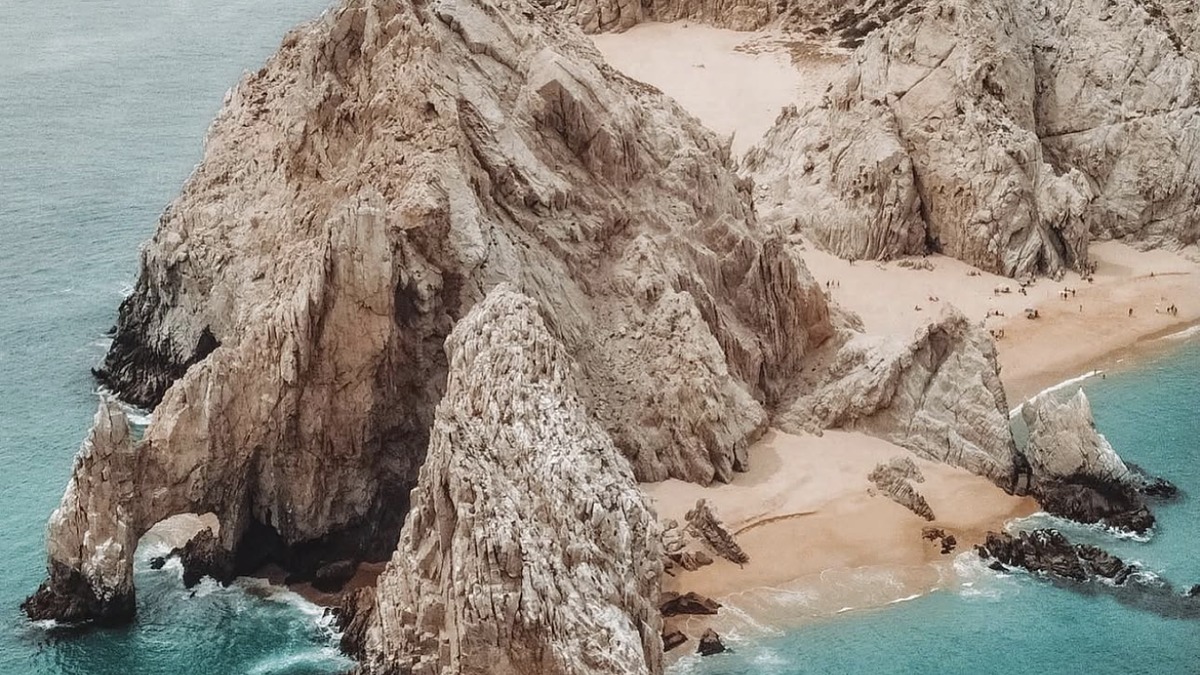 Lover's Beach Cabo San Lucas with the iconic El Arco rock formation